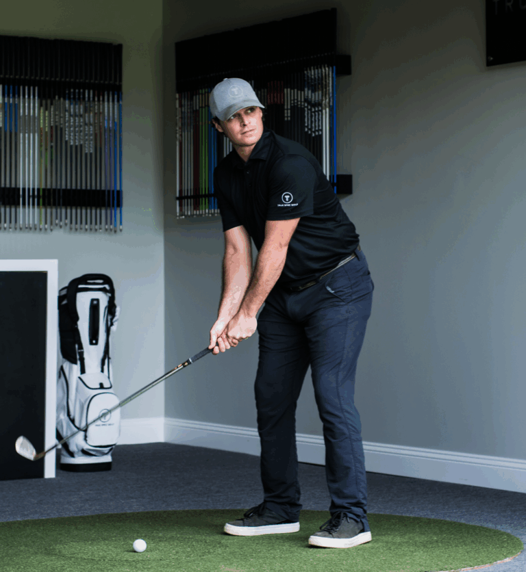 Jugador de golf en estudio realizando fitting profesional y ajuste personalizado de palos.